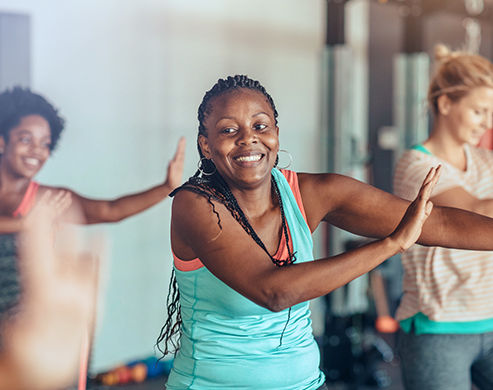 Grupo de personas haciendo ejercicios de respiración y meditación