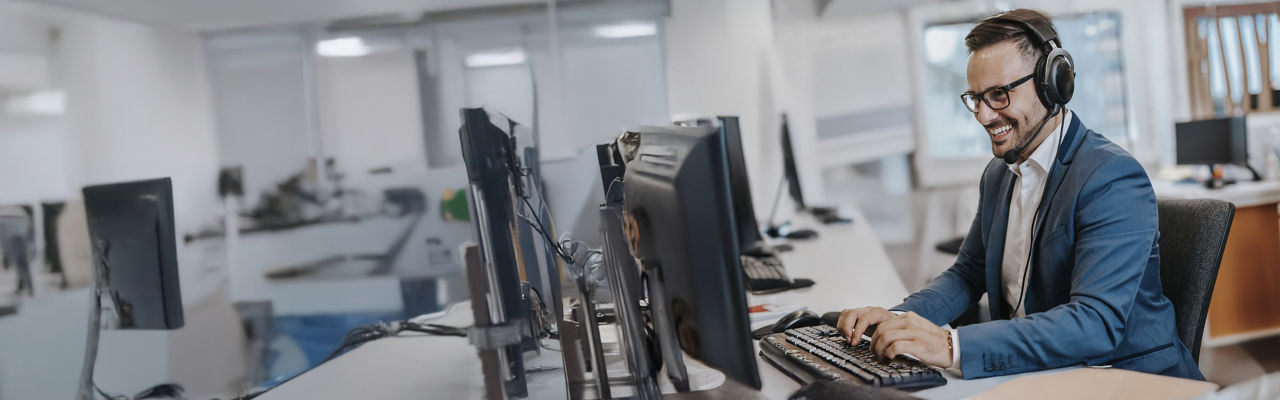 tekemarketer at computer 