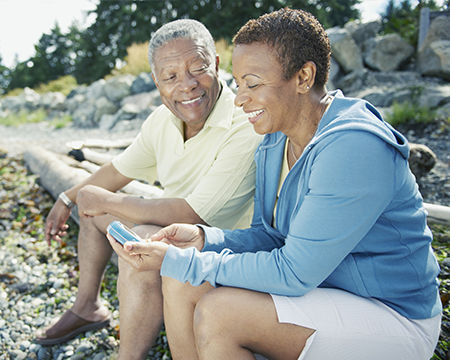 pareja de adultos mayores controlando felizmente la diabetes en vacaciones