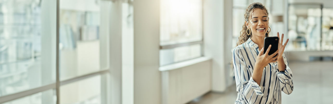 persona sosteniendo un teléfono celular en un apartamento