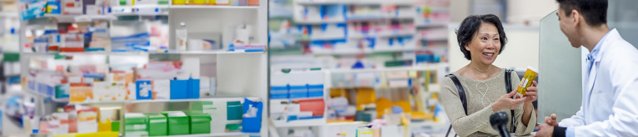 Imagen de un farmacéutico que ayuda a un cliente en una farmacia