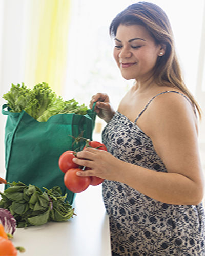 mujer con alimentos